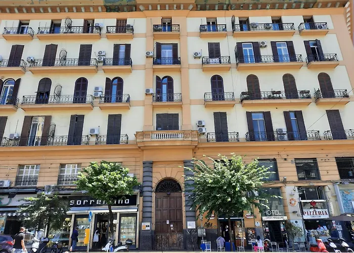 Napoli Central فندق مبيت وإفطار 4*