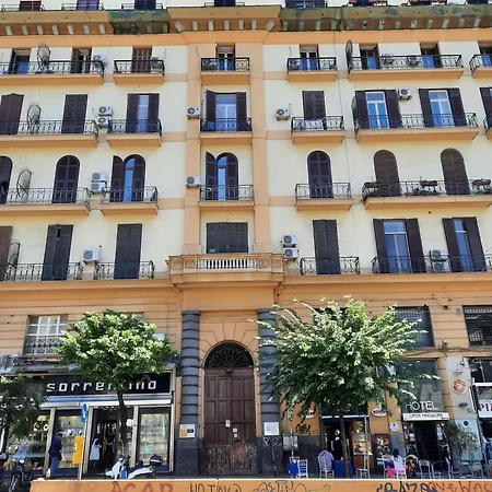 Napoli Central Oda ve Kahvaltı 4*
